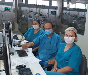 Drs. Vera, Paulo R. Margotto e Gislaine na UTI Neonatal do Hospital Santa Lúcia em 4 de janeiro de 2021