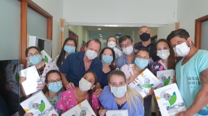 Residentes e Staffs da neonatologia do HIB eceendo o Livro Assistência ao Recém-Nascido de Risco, em , 26/3/2021