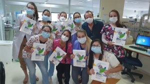 Residentes de Neonatologia recebendo a 4a Edição do Livro Assistência ao Recém-Nascido de Risco, em 26/3/2021