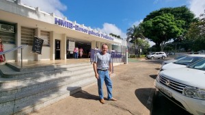 Dr. Paulo R. Margotto em frente a Emergência Infantil do HMIB/SES/DF em 5/5/2022