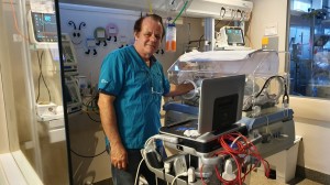 Dr.Paulo R. Margotto- Realizando ultrassonografia cerebral na UTI Neonatal do Hospital Santa Lúcia (15/10/2019)