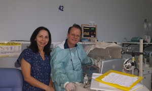 Drs. Joseleide de Castro e Paulo R. Margotto realizando Ecografias transfontanelasres na Unidade de Neonatologia do HMIB/SES/DF (19/12/2018)