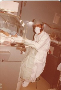 Dr. Paulo R. Margotto-Realizando exsanguineotransfusão (abril de 1980) no HMIB/SES/DF (ex-HRAS)
