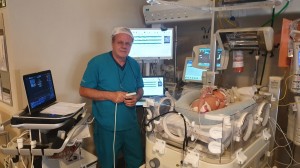 Dr.Paulo R. Margotto realizando Ecografia transfontanelar na  UTI Neonatal do Hospital Santa Lúcia (23/3/2020) 